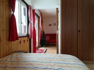 Rúm í herbergi á Romantic Chalet-Style Flat with Mountain View