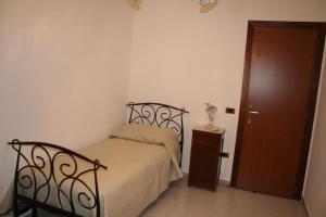 ポンテカニャーノにあるCosta d'Amalfi e Cilentoのベッドルーム1室(ベッド1台付)、木製のドア