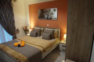 um quarto com uma cama com uma parede laranja em Evris House em Kavala