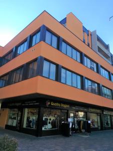 トレントにあるCentro Piave Apartmentの洋服店のあるオレンジ色の建物