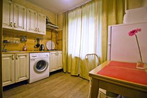 モスクワにあるLakshmi Great Apartment VDNHのキッチン(冷蔵庫、洗濯機付)