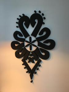 a black heart shaped clock on a wall at Siwa Skała in Kościelisko