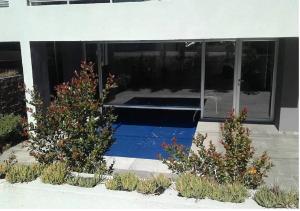 una piscina en medio de una casa en Solares De Araus, en Colonia del Sacramento