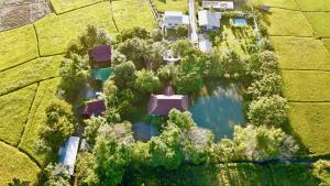 uma vista aérea de uma casa e de um lago em Baan Tung Boon Lom em Mae Rim