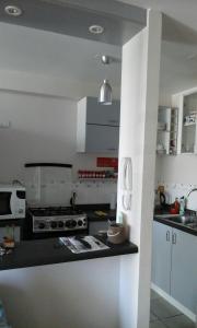 una cucina con fornelli e piano di lavoro di Arriendo Departamento a La Serena