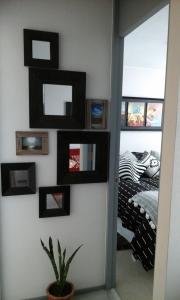 una stanza con cornici nere sul muro di Arriendo Departamento a La Serena