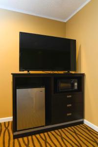 TV a/nebo společenská místnost v ubytování Capital Inn and Suites