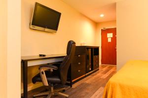 TV a/nebo společenská místnost v ubytování Capital Inn and Suites