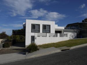 una casa blanca al costado de una calle en Spectacular Holiday Living, en Bridport