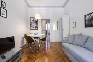 米蘭的住宿－PrimoPiano - Monte Nero，客厅配有沙发和桌子