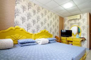 Кровать или кровати в номере Gui Ren Sha Cheng Guest House