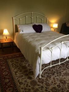 A bed or beds in a room at Clarence Cottage
