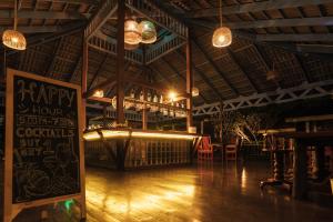 um restaurante com um sinal de happy hour e um bar em Adang Island Resort em Ko Lipe