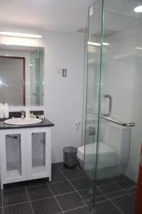 un bagno con doccia in vetro e lavandino di Myanmar Life Hotel a Yangon