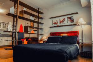 sypialnia z łóżkiem i półkami w pokoju w obiekcie 1015 West Insula Suites by AYS w mieście Manila
