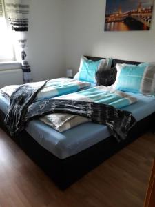 ガムリッツにあるDAHOAM by Fam. FRANZの青い枕付きのベッドルームの大型ベッド1台