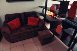 A seating area at 1015 West Insula Suites by AYS