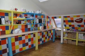 una cucina con pareti colorate e bancone di Hostel Darnitsa1 a Kiev