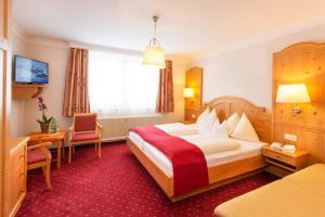 Кровать или кровати в номере Hotel Binggl