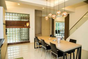a dining room with a wooden table and chairs at Mountain Homestay 6-8人包棟民宿 in Xinhua