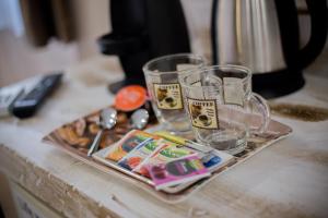 un plateau avec des verres et un plateau de nourriture sur un comptoir dans l'établissement Hotel Carpe Diem, à Siófok