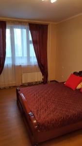 レウトフにあるApartment on Akademika Chelomeya 9のベッドルーム1室(ベッド1台、大きな窓付)