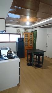 Η κουζίνα ή μικρή κουζίνα στο Yukiyama Chalet Apartments +7 φωτογραφίες