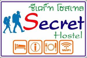 een teken voor een geheim ziekenhuis waar twee mensen lopen bij Khaosok Secret Hostel in Khao Sok