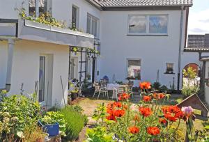 ヴァーレンにあるFerienwohnung Waren SEE 8161の庭の赤花白家