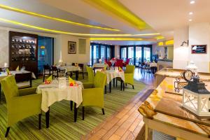 Restoran ili drugo mesto za obedovanje u objektu Papuga Park Hotel Wellness Marrakesz & SPA