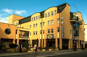 レラハにあるSTADT-Hotel Lörrach GbRの通路脇の大きな黄色い建物