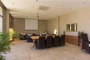 Una sala de conferencias con una mesa y sillas y una pantalla. en Alya Sierra Villa Hotel, en Muğla 57 fotos más