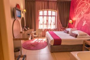 Un pat sau paturi într-o cameră la Peermont Metcourt at Rio, Klerksdorp
