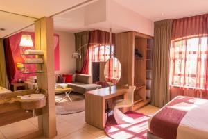 Un pat sau paturi într-o cameră la Peermont Metcourt at Rio, Klerksdorp