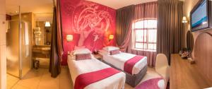 Un pat sau paturi într-o cameră la Peermont Metcourt at Rio, Klerksdorp
