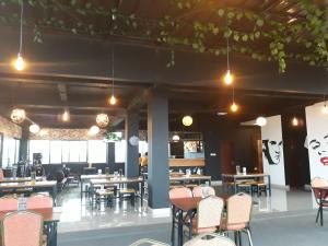 Restoran või mõni muu söögikoht majutusasutuses Urban Style Hotel Lampung, Azana Hotels Collection