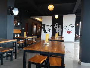 Restoran või mõni muu söögikoht majutusasutuses Urban Style Hotel Lampung, Azana Hotels Collection