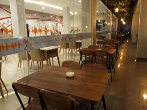 Restoran või mõni muu söögikoht majutusasutuses Urban Style Hotel Lampung, Azana Hotels Collection