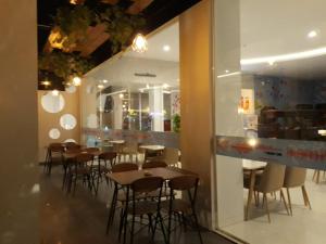 Restoran või mõni muu söögikoht majutusasutuses Urban Style Hotel Lampung, Azana Hotels Collection