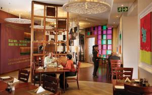 Un restaurant sau alt loc unde se poate mânca la Peermont Metcourt at Rio, Klerksdorp