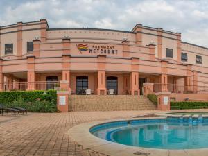 Piscina de la sau aproape de Peermont Metcourt at Rio, Klerksdorp