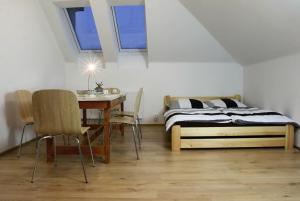 Postel nebo postele na pokoji v ubytování Apartmány za sakurou