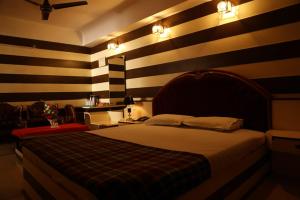 Postel nebo postele na pokoji v ubytování Hotel Srilakshmi