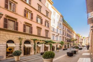 ローマにあるThe Spanish Suite Via di Ripettaの建物のある街の空き道