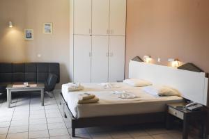 ein Schlafzimmer mit einem Bett mit Handtüchern darauf in der Unterkunft Sun Village Hotel Apartments in Megás Limniónas