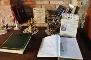 un libro abierto sentado sobre una mesa con libros en Agriturismo Tenuta Antica, en Cessole