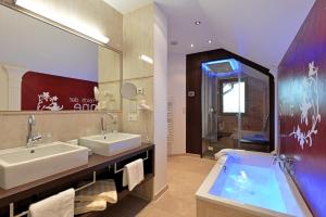 łazienka z dwiema umywalkami i dużym lustrem w obiekcie Hotel Eder w mieście Ramsau im Zillertal