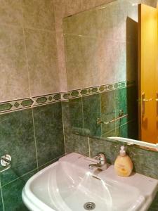 uma casa de banho com um lavatório e um espelho em Apartamentos Arcos Duplex Águilas em Águilas