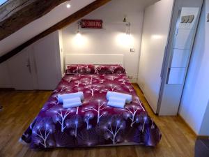 トリノにあるNonna Pieraのベッドルーム1室(紫色のベッド1台、枕2つ付)