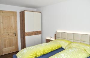 シュクオルにあるMinchületta 1のベッドルーム1室(ベッド1台付)、木製のドア